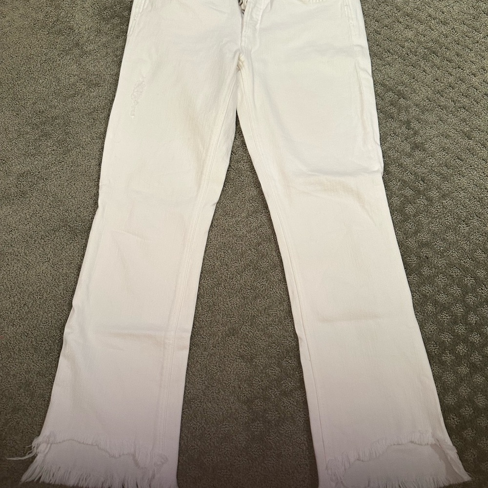 Elegant White Frayed Hem Flare Jeans. Size 29.